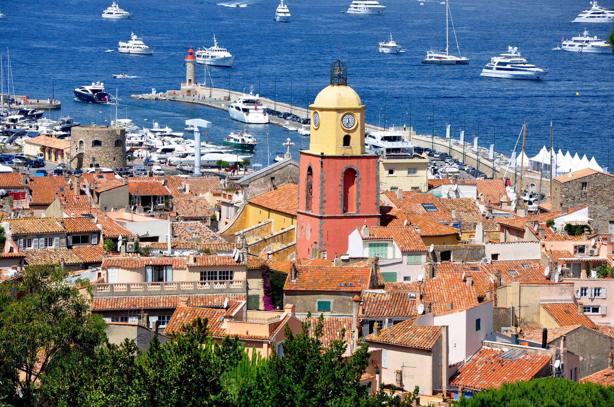 Vista panorámica de Saint-Tropez en la Costa Azul. Una hermosa localidad costera con su célebre iglesia y puerto, conocida por su estilo de vida de lujo y su entorno pintoresco.